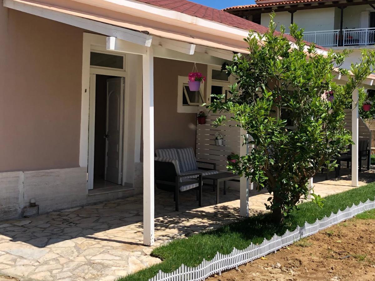 Petros Rooms & Apartments Lixouri Luaran gambar